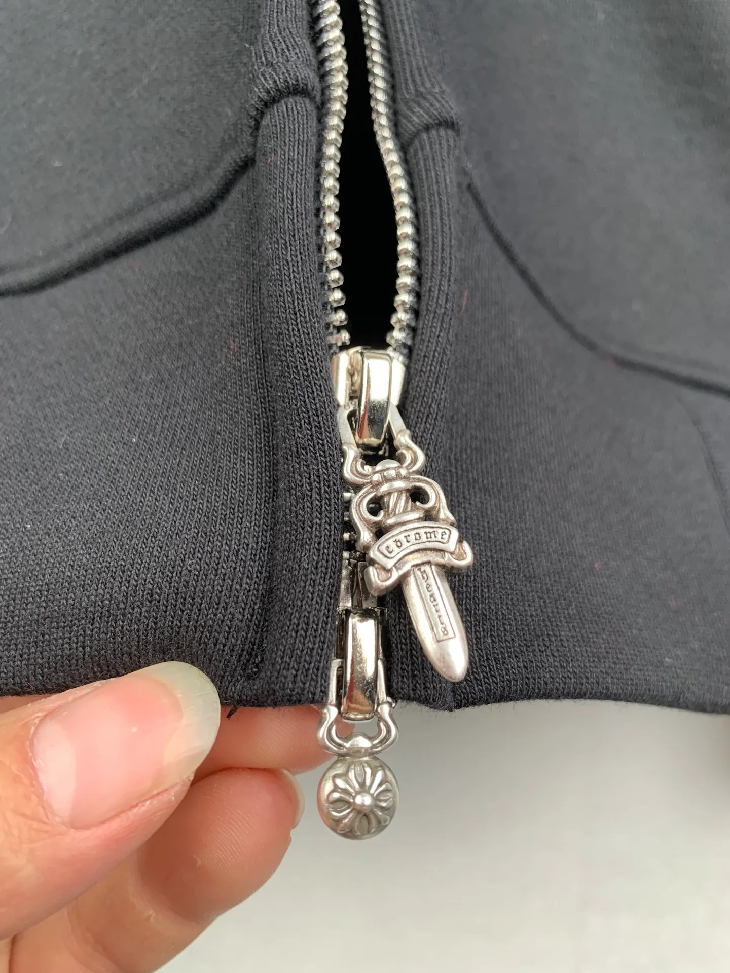 P480 Chrome Hearts 25SS solid color hooded embroidered letter sweatshirt, genuine product purchased and developed by 22939, 420g 100% cotton combed cotton fabric, 440g 1*1 matching high-end fashion brand rib, fabric wash, imported embroidery, customized 1:1 leather strip, customized 1:1 nameplate, customized 1:1 zipper, customized 1:1 trademark, loose version Size: S M L